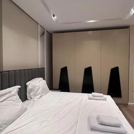 Modern New Near Blloku 티라나